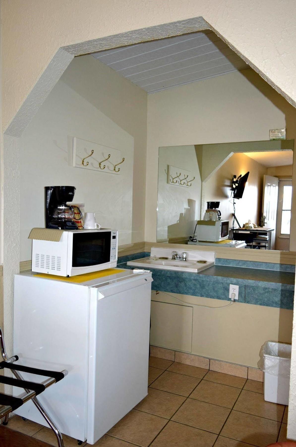 Centre Suite Inns Motel Bonnyville Exterior photo